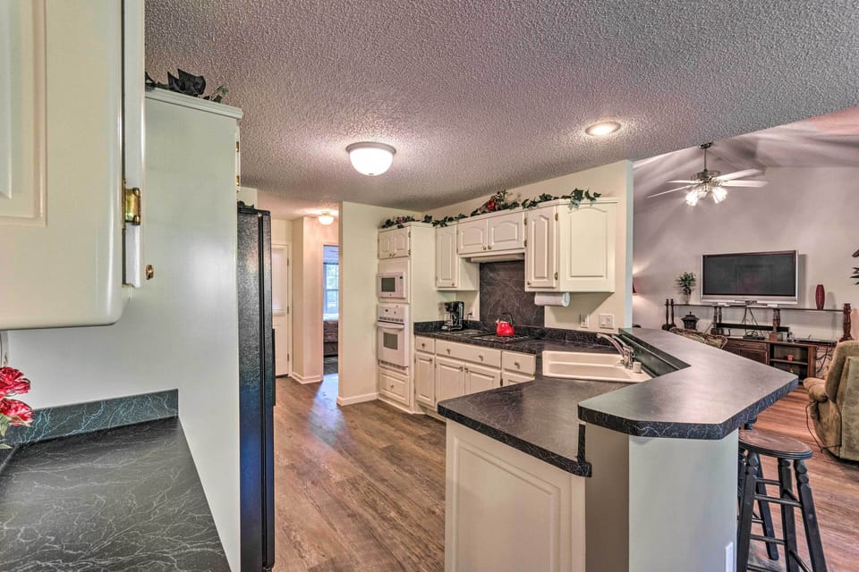 Fully Equipped Kitchen / Dishwasher / Crock-Pot / Breakfast Bar / Keurig
