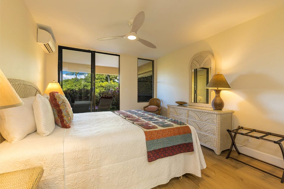 Guest bedroom with seamless entry to the lanai