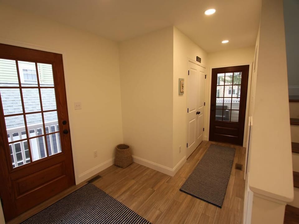 Side entry and foyer