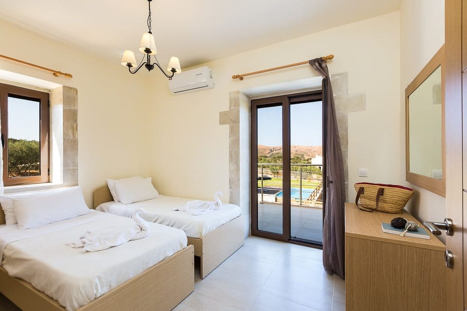 The second twin bedroom is located on the first floor!