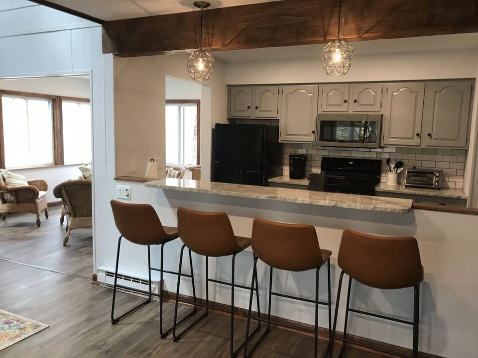 Breakfast Bar + Kitchen