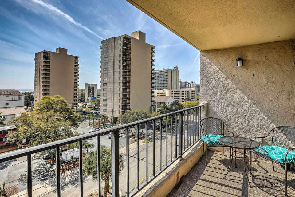 Balcony | Outdoor Dining Area | Gas Grill