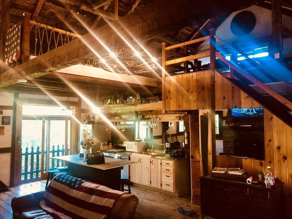 Renovated unique Barn -one of a kind experience -a cozy "anytime" getaway 