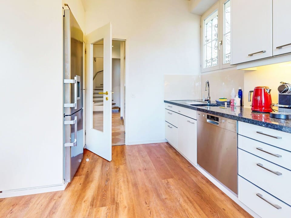 Flooring, Floor, Wood Flooring, Interior Design, Wood, Countertop, Laminate Flooring, Ceiling, Kitchen, Cabinetry