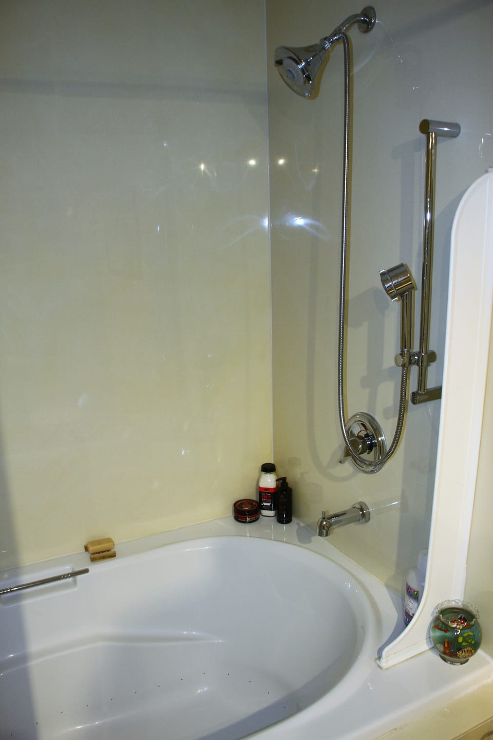 Main bathroom with jetted tub