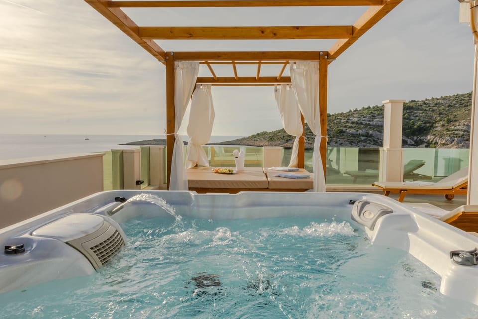 Roof sundecks and Jacuzzi