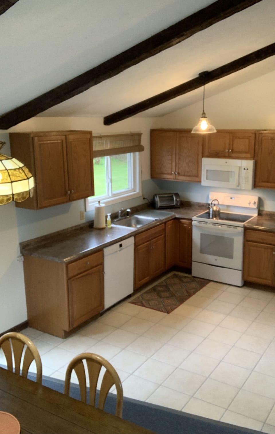 Fully Equipped Kitchen: Dishwasher, Microwave, Oven, Refrigerator 