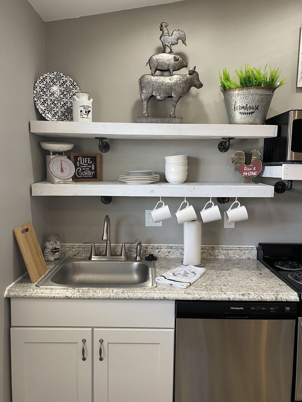 Full kitchen with all kitchen necessities.