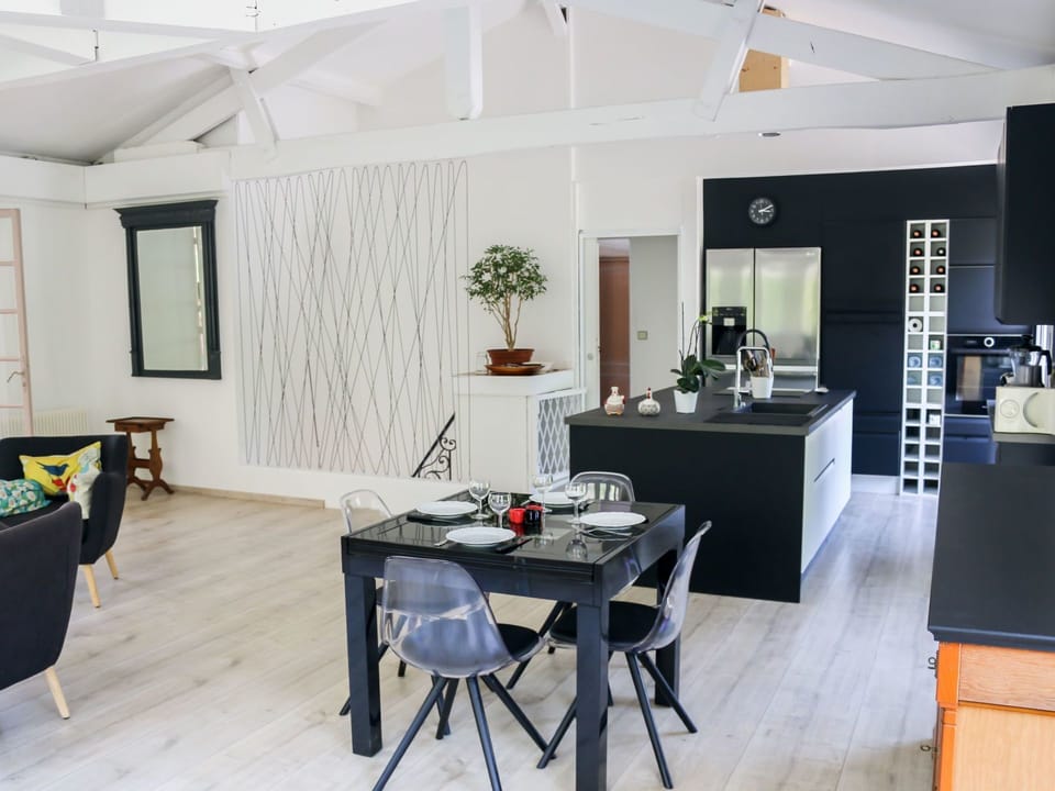 Room, Interior Design, Furniture, Ceiling, Property, Building, Dining Room, Floor, Home, Kitchen