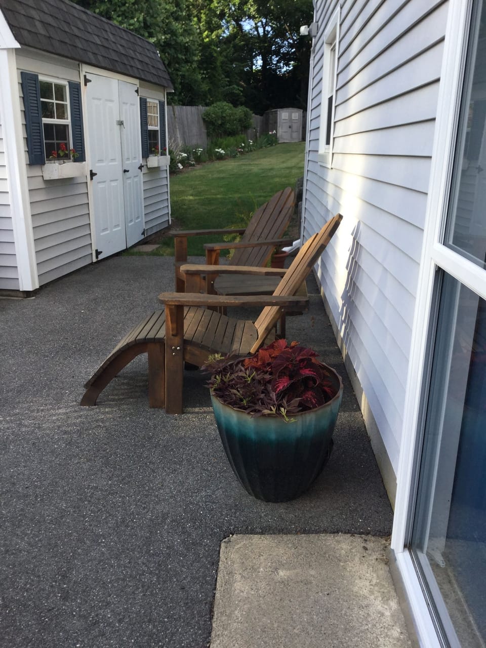 Second seating area on the outside patio space 