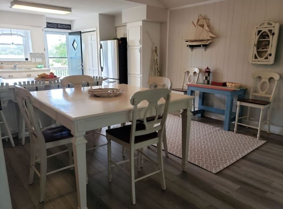 Dining area. Table for 6.