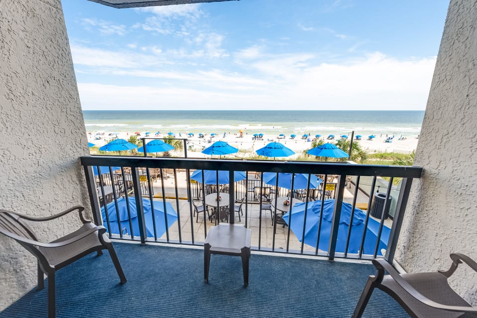 Balcony with Amazing Views of the Ocean