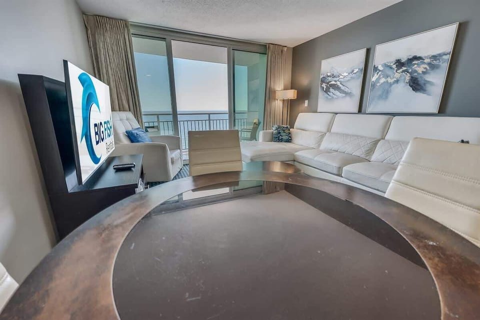 Living Room with Stunning Views☀️