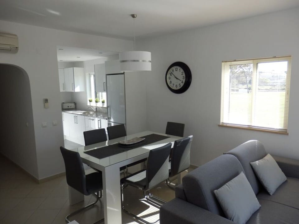 Lovely modern  spacious apartment - fully  renovated with  recent fitted kitchen