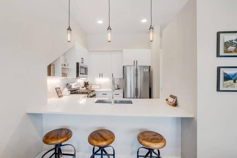 Large Breakfast Bar Area with Additional Seating for 3.