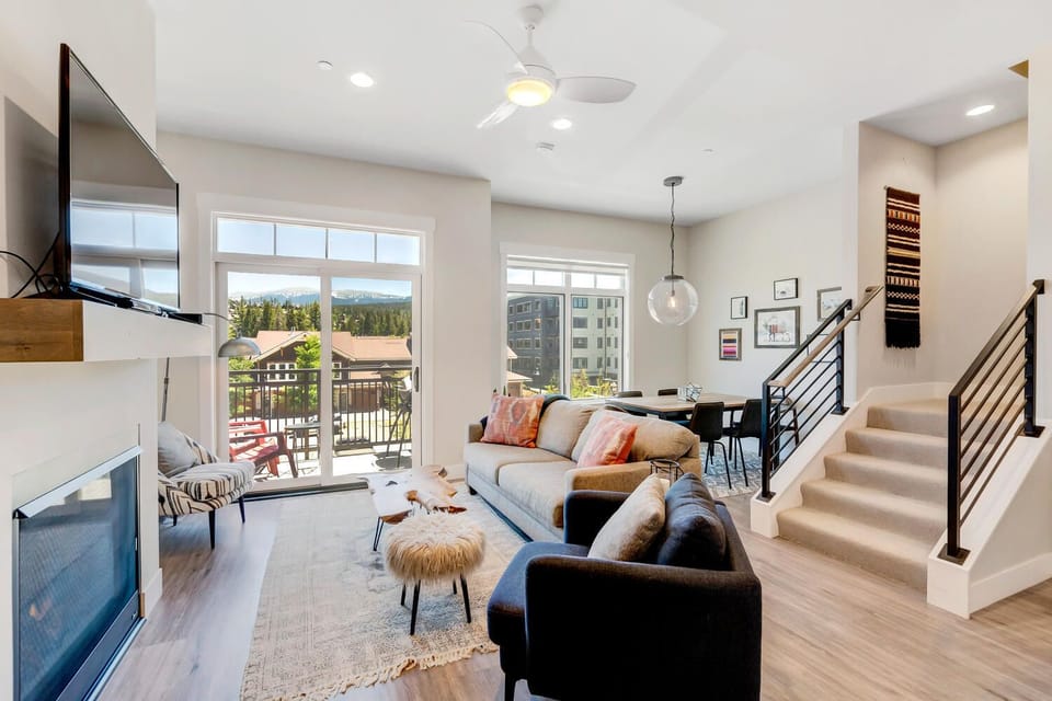 Fantastic Open Floor Plan with Mountain Views.