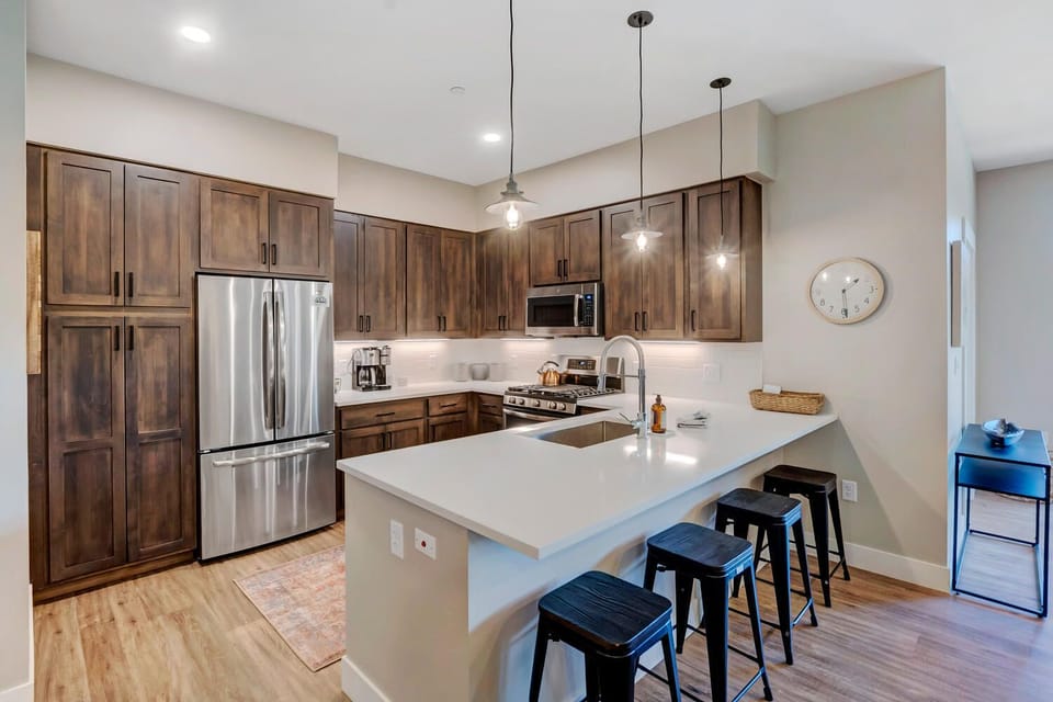 Fully Equipped Kitchen with Large Counter Bar Area