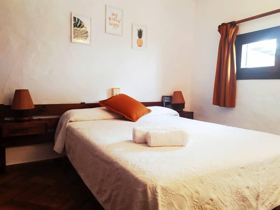Dormitorio con cama de matrimonio