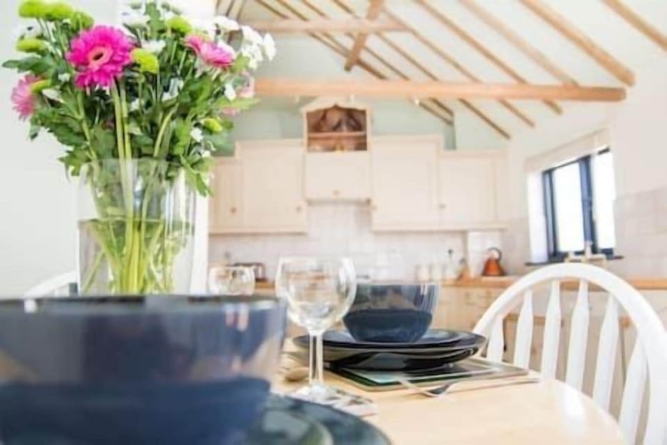 Everything you need to prepare and serve your own meals or choose from the wide variety of eateries within a two minute walk of The Stables