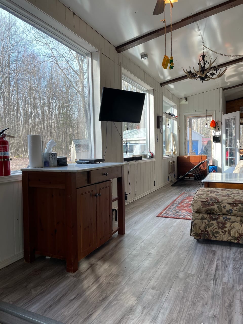 Big sunroom for you enjoy woods view 