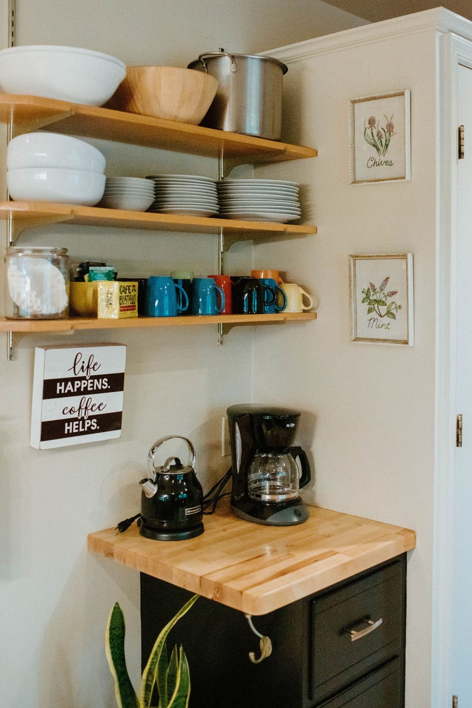 Coffee bar with complimentary tea and coffee.