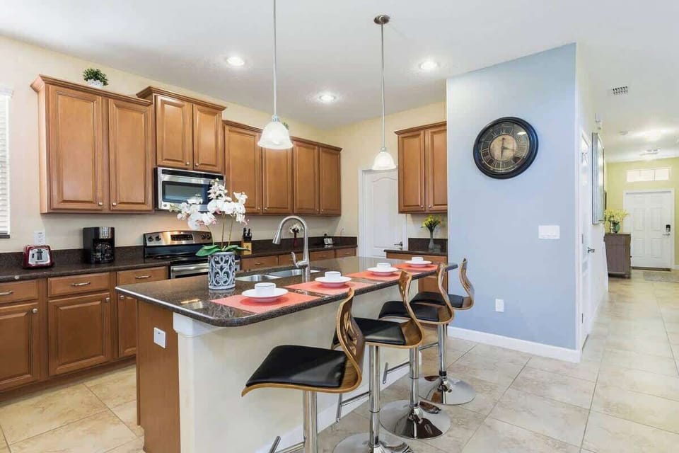 Full Kitchen + Island