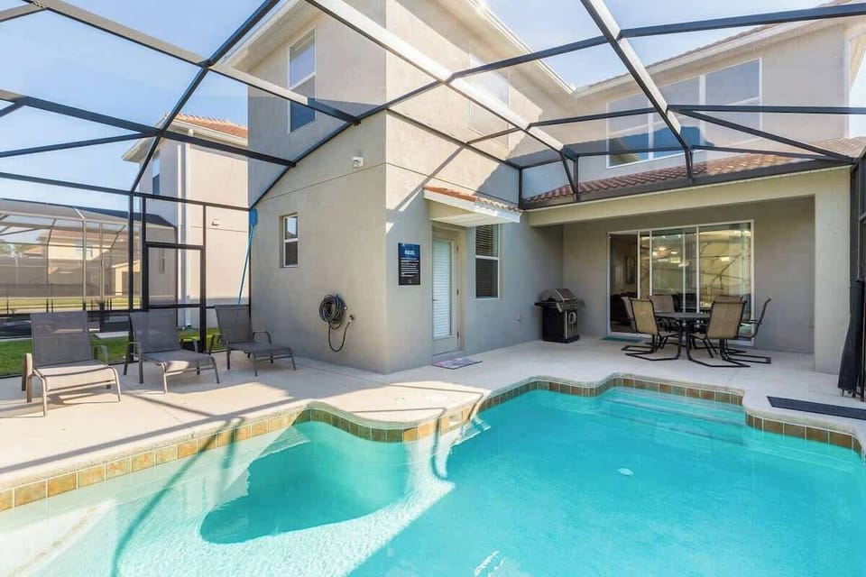 Private back patio with Swimming Pool