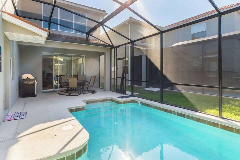 Private back patio with Swimming Pool