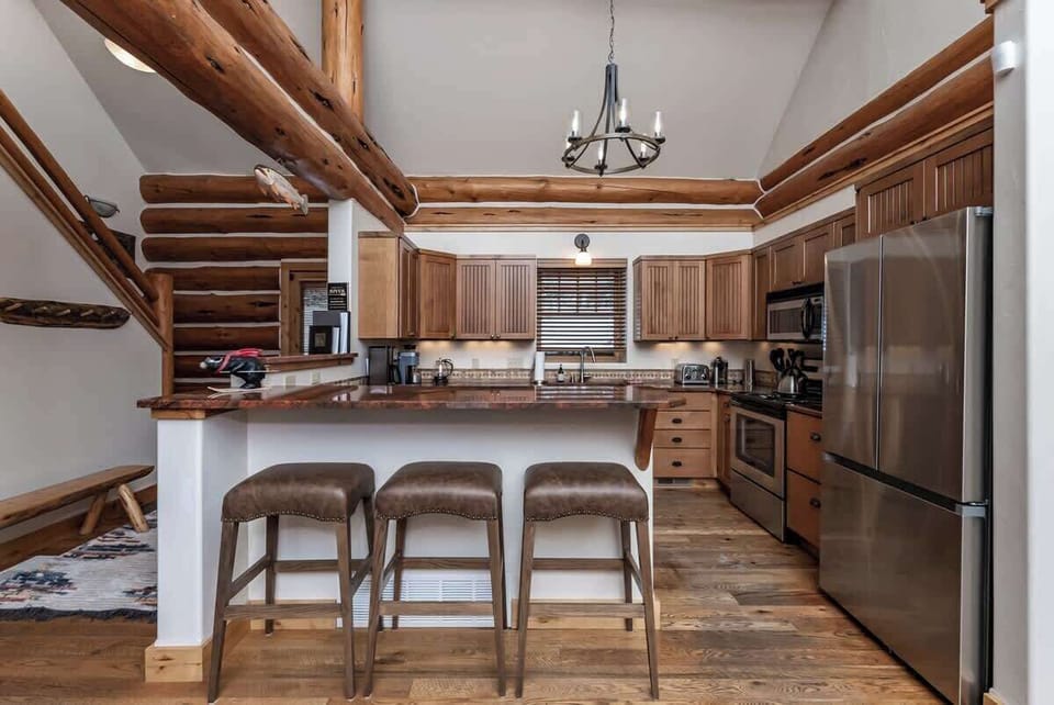 Fully equipped kitchen with barstool seating for 3 guests 