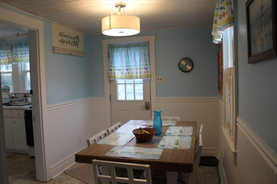 Kitchen eating area