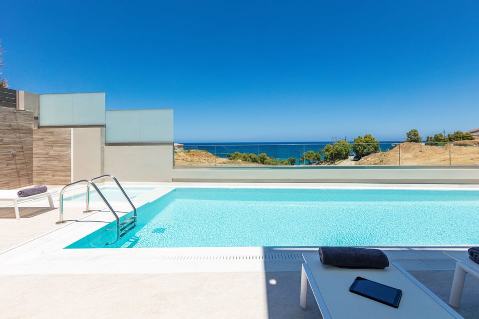 Embellished with a special children’s compartment and a private pool.
