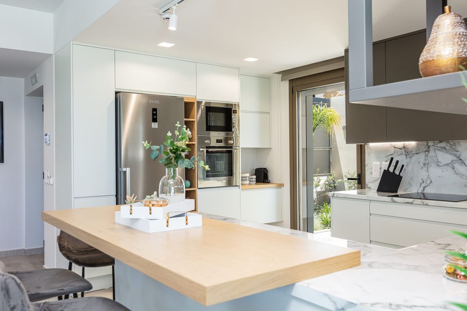 An aspect of the amazing kitchen and dinning area.