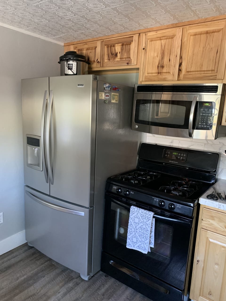 Gas stove full size refrigerator 