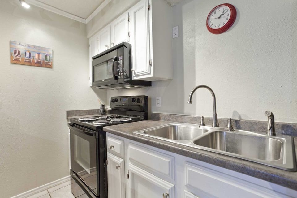 Our comfy kitchen is ideal for cooking while you're on vacation. Make yourself at home!