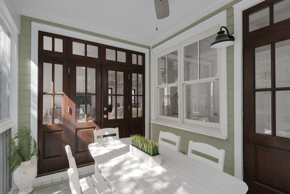 Screened in porch with 6 seater polywood dining table. Pefect bug-free dining. 