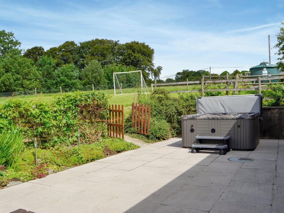 Hot tub | Caffi Sali - Pentre Bach, Blaenpennal, Aberystwyth