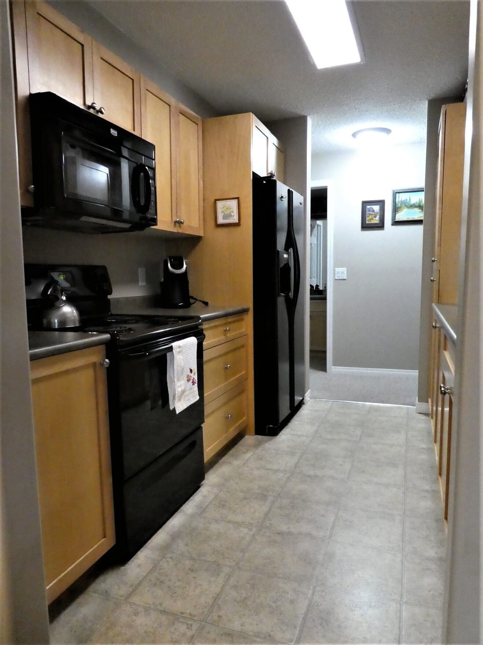 Fully Stocked Kitchen w Pass Through