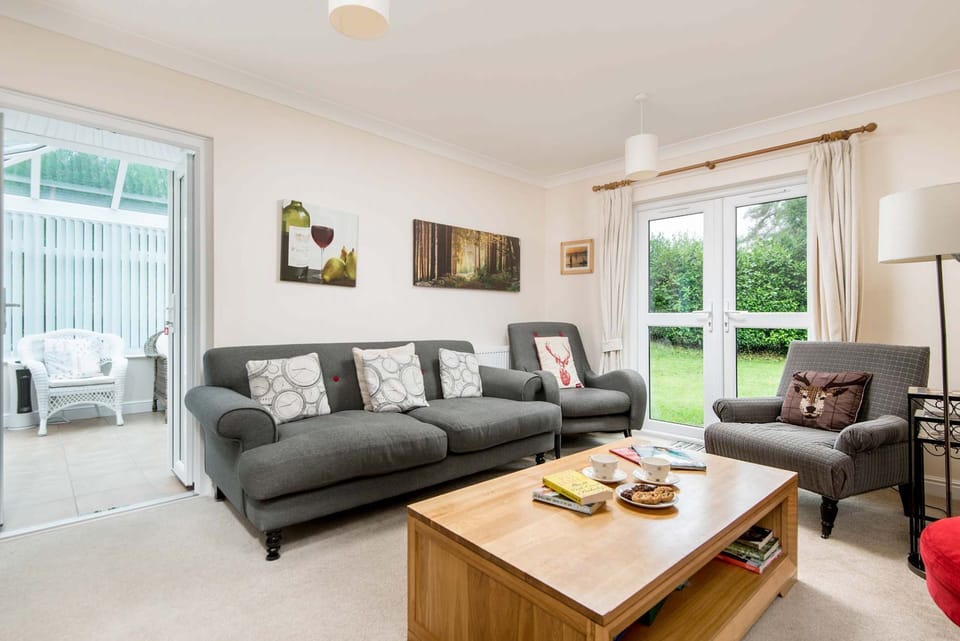 Mews Hill Spacious Lounge