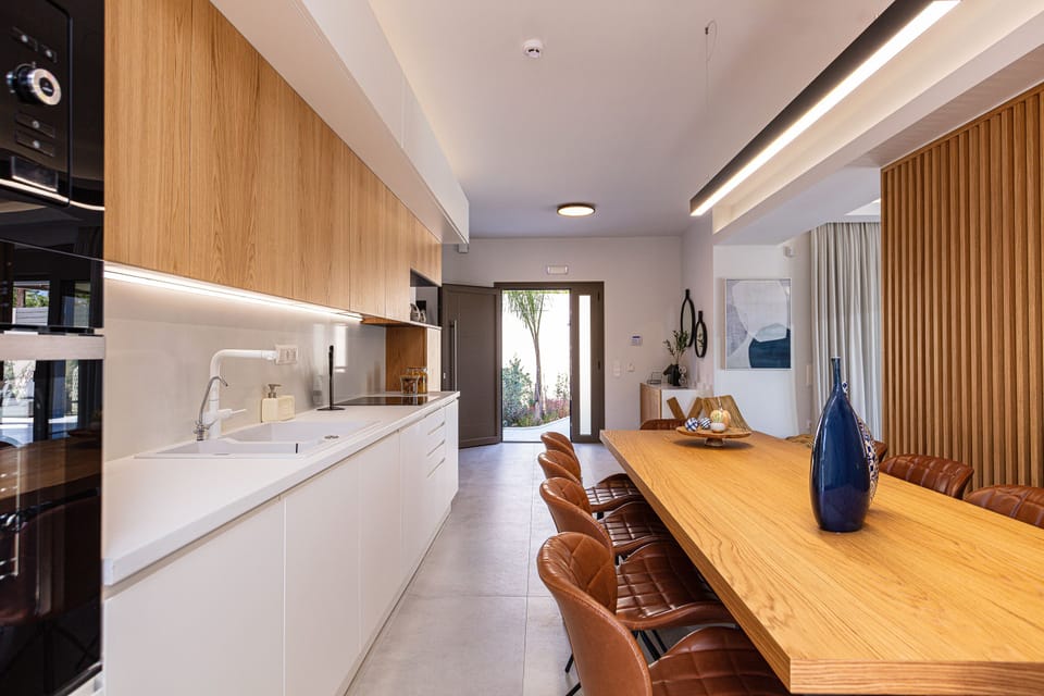 An aspect of the amazing kitchen and dinning area.