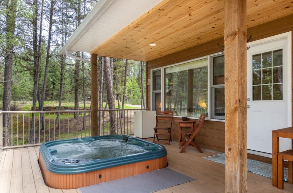 Hot Tub on the deck, lake views