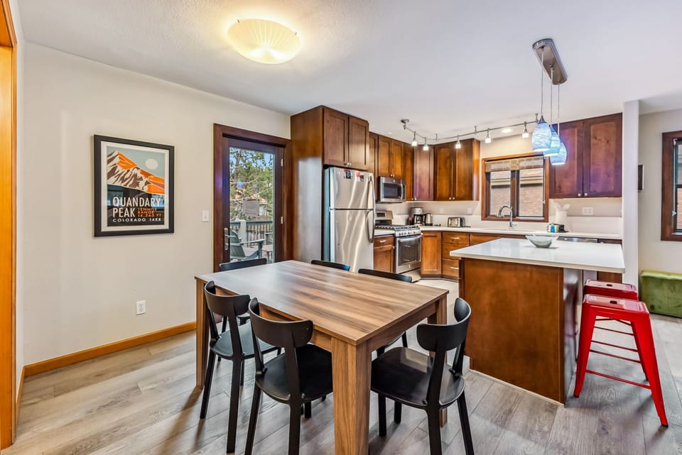 Kitchen: Well-equipped kitchen, stainless steel appliances, kitchen island with 2 barstools, 6-person dining table
