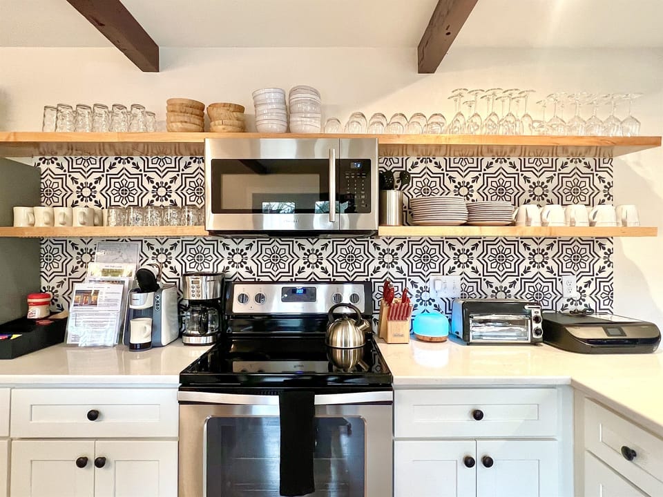 Full kitchen (meal prep for 12/seats 10)