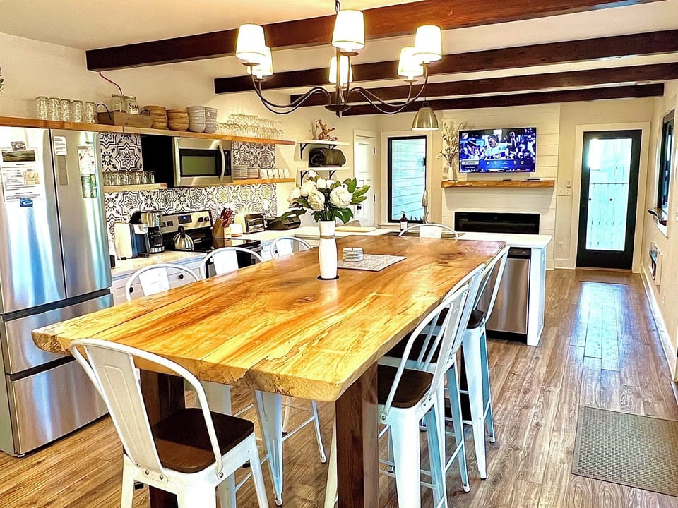 Full kitchen (meal prep for 12/seats 10)