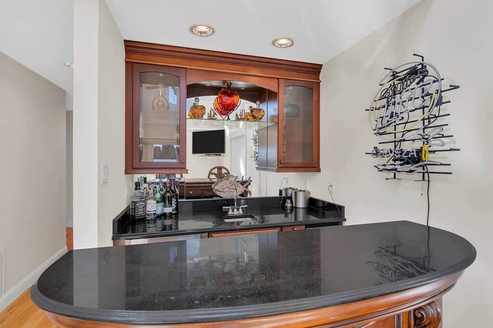 Wet bar in entartaining area