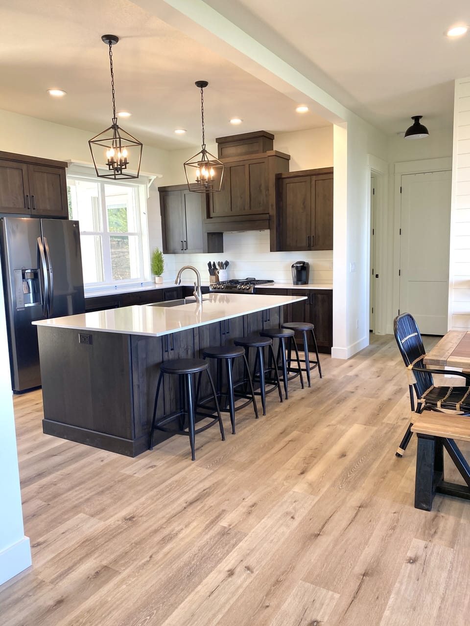 Kitchen with islandQ d seating