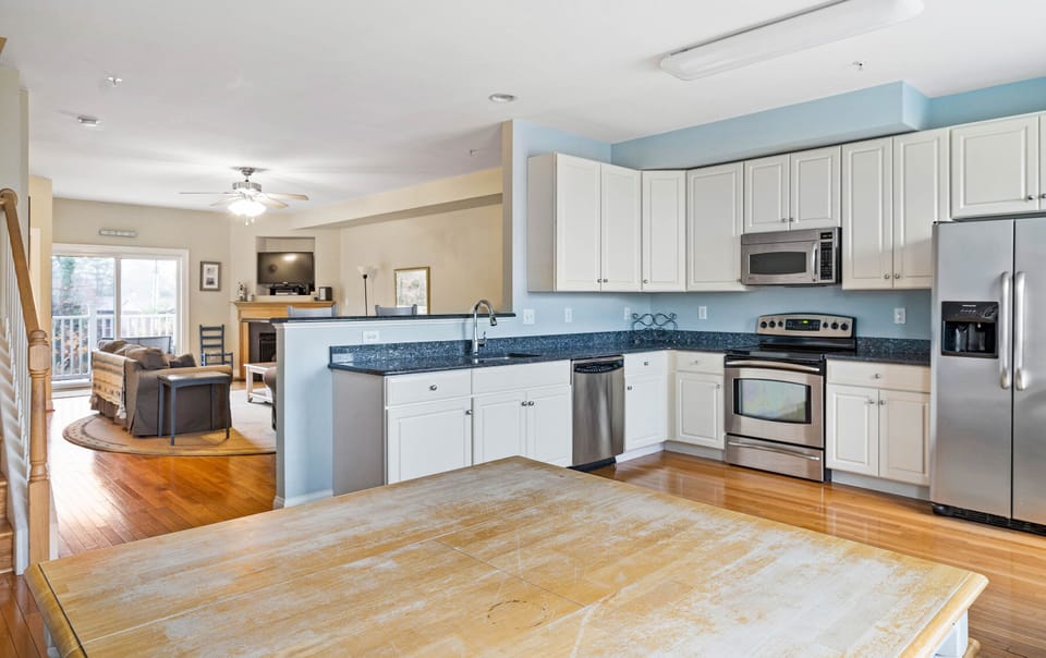 Another view of kitchen