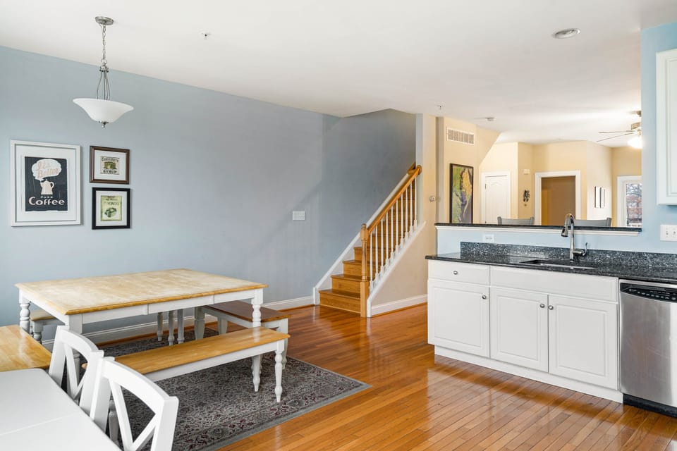 Another view of kicthen