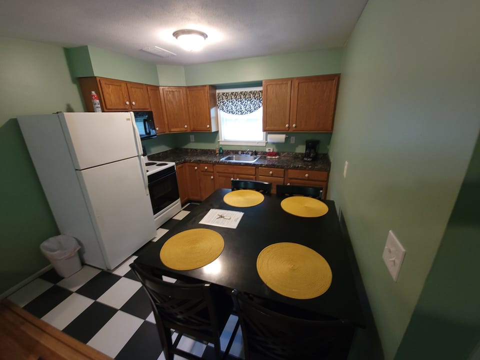 Full kitchen 2