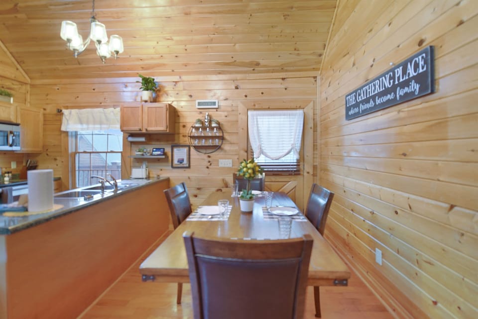 Little Bear Lodge - Dining Room