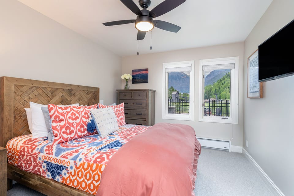 10-Telluride-Etta-Place-102-Guest-Bedroom.jpg